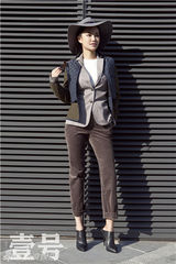 组图：童菲冬日街拍展清新干练双重魅力