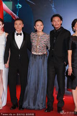 组图：章子怡秀甜美笑容牵手张震亮相