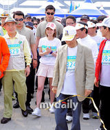 组图：张娜拉参加韩国“选民之日”相关活动