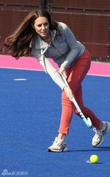 组图：凯特王妃玩曲棍球 大秀运动天赋