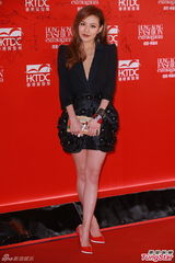 组图：李玟勤练瑜珈随时当妈 李克勤献处女走秀