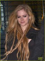 组图：艾薇儿金发飘逸 与未婚夫外出一脸娇羞