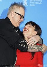 组图：《她们看见一头熊》亮相 罗曼妮红唇抢镜