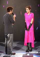 幻灯：郑秀文含羞与许志安深情对唱