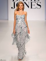 高清组图：奥兰多女友米兰达-可儿走秀 笑容甜美