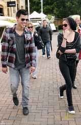 高清：斯图尔特与洛特游悉尼 暮光女紧张登船险走光