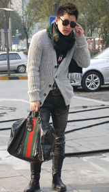 高清图：贾乃亮街拍LOOK开衫毛衣搭配温暖围巾