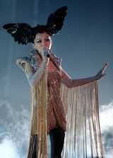 张韶涵个唱披黄金衣变外星女王 含泪谢父母(图)