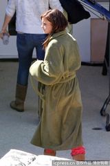 组图：艾玛-沃特森片场搭床随时睡 小劳模上围傲人