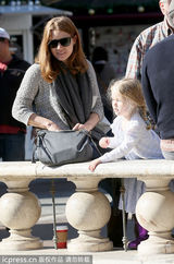 组图：艾米-亚当斯当街湿吻老公 爱女金发甜美