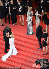 组图：《锈与骨》首映 朗格利亚霸气白裙拥猛男