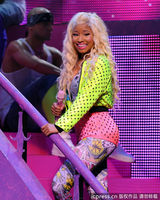 组图：麻辣鸡个唱粉丝强行上台 与保镖激烈扭打