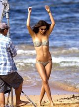 组图：米兰达-可儿沙滩拍广告 穿比基尼秀身材