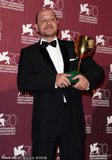 组图：瑟米斯拿最佳男演员 后台举杯无表情