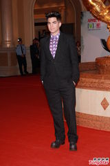 组图：兰伯特领奖献唱 脚踩高跟鞋亮相