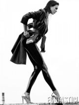 高清图：90后超模克劳斯皮衣半裸丰臀诱人