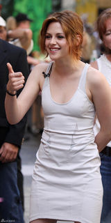 幻灯图集：斯图尔特素颜出游 展现胸前真实实力