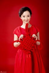 组图：程媛媛红色礼服 节日大片送祝福