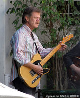 组图：赛琳娜与63岁大叔谈笑风生 痛甩比伯阴影