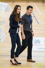 组图：凯特王妃恢复苗条身材 利落打扮小腹平坦