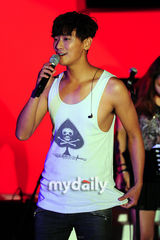 组图：韩星朱智勋釜山举办特别演唱会粉丝捧场