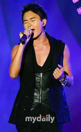 组图：宝儿张靓颖唱响首尔 Rain现场脱衣大秀热舞