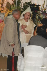 组图：薛家燕父亲出殡 披麻戴孝采用道教仪式