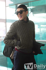 组图：刘亚仁潮装亮相机场 笑容满面吐舌卖萌