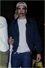 组图：暮光情侣戴同款面具恩爱牵手过万圣节