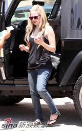 高清组图：艾薇儿休闲装外出购物 肌肤白嫩