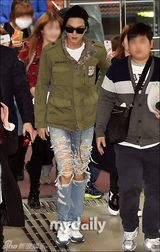 组图：李敏镐现身首尔机场剪烂裤子露膝盖