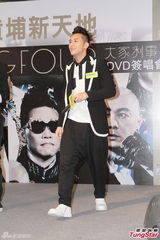 组图：许志安梁汉文苏永康签唱会感情好互调侃