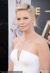 组图：查理兹-塞隆着白色抹胸裙 女王范十足