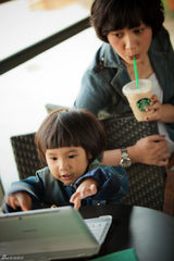 组图：杨雪与小萌妹“姐妹淘”写真 轻松惬意显童真