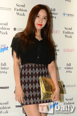 组图：T-ara孝敏等众星看秀 超短裙秀长腿