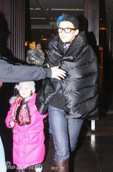 幻灯图集：章子怡代言巨幅海报被人泼墨