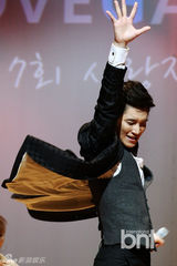 组图：众星捧场爱庭院艺术节 Raina担任主持