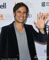 《惊天巨啸》首映 娜奥米-沃茨深V秀美乳