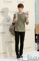 组图：张根硕少女时代等背靓包光鲜出席活动