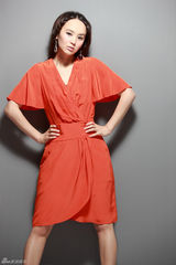 组图：小王晶大气红裙凸显高贵气质