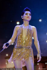 组图：SHE巡演人妻Ella尺度全开 深V裸背露美腿