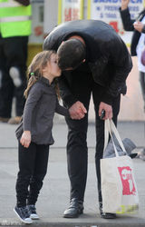 高清图：休-杰克曼东京拍广告 酒店大跳“床单舞”