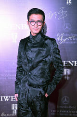 组图：陈思斯中国时装周率性利落 李泰延帅气