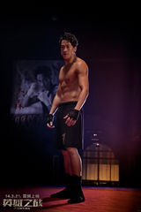 组图：《英雄之战》情人节福利 何润东半裸性感