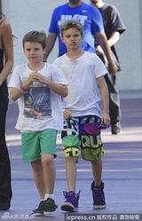 组图：贝嫂吊带装携三子玩耍 大儿子变空中飞人