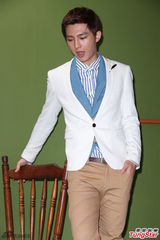 组图：炎亚纶亮相粉丝见面会 衣着帅气抢镜