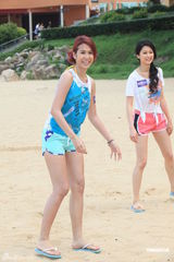 组图：候选港男与庄思敏等打排球 衣着保守不秀身材