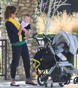 高清图：杰西卡-阿尔芭享受亲子时光小女儿可爱