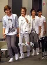 幻灯图：组合SHINee写真集发布会 成员帅气出席