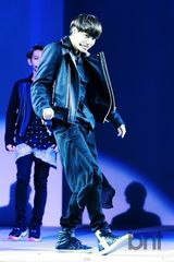 组图：EXO出席时装周开幕 携女模走秀帅气十足